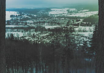 Widok na zimowe miasteczko. Zimowe miasto. Zimowa panorama miasta Szczytna w kotlinie Kłodzkiej. 