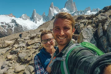 Papier Peint photo autocollant Fitz Roy young couple take photo of them self with the FitzRoy chalten mountain at the back
