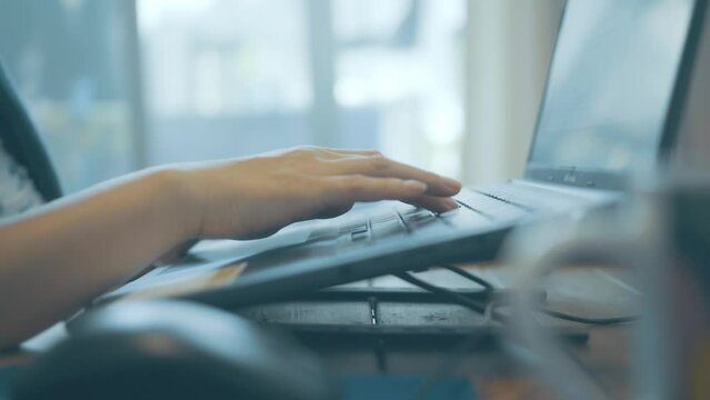 パソコンを操作する女性の手