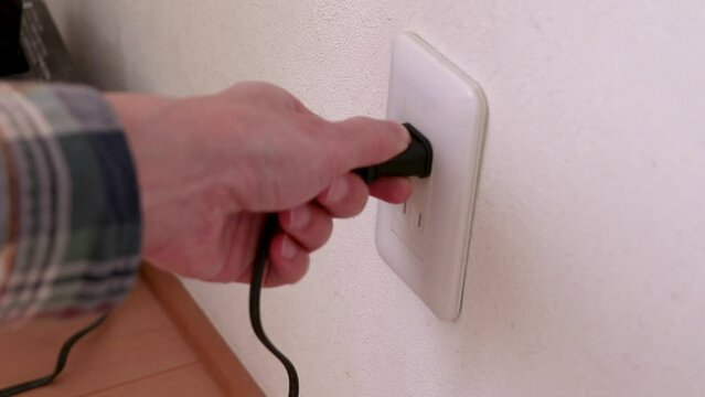 機器の電源プラグを壁のコンセントに差し込む