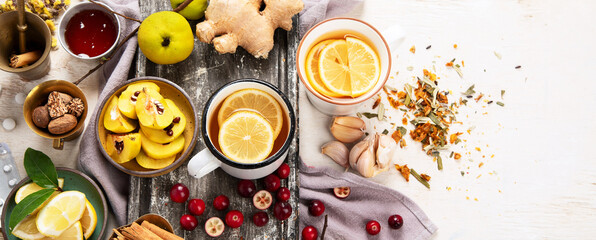 Hot drinks with honey, lemon and ginger for remedy.