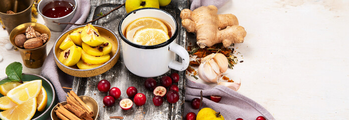 Hot drinks with honey, lemon and ginger for remedy.