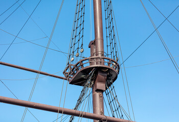 Obraz premium Mast on a ship against the blue sky