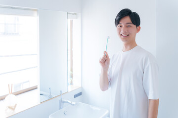 歯ブラシで歯磨きをする若い男性