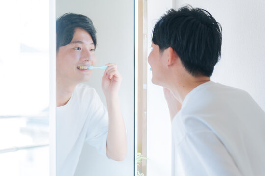 歯ブラシで歯磨きをする若い男性