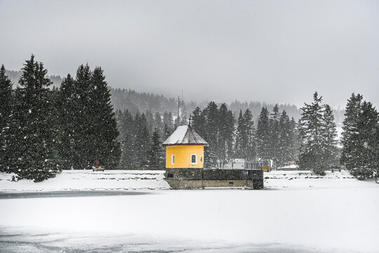 Lenzerheide, Valbella, Heidsee, Bergsee, Uferweg, Bad, Wanderweg, Winterwanderung, Langlauf, Loipe, Winterlandschaft, Seeufer, Alpen, Wald, Tannen, Eis, Winter, Schnee, Schneefall, Graub&uuml;nden, Schweiz