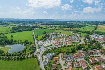 Die Gemeinde Amtzell in Oberschwaben im Luftbild, Blick über den Ort zum Alpenrand