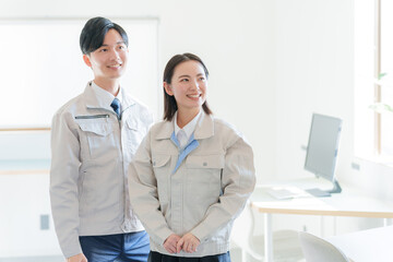 Obraz premium 作業着を着た笑顔のビジネスマンたち