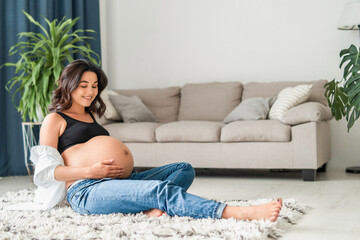 Obraz premium Pretty pregnant woman at home.