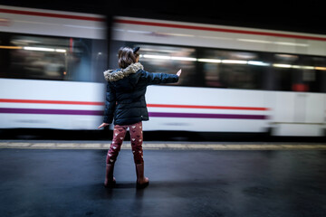 Estación de tren Victoria Kent, Málaga, niña de seis años viendo pasar el tren, vista del tren...