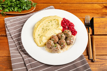 swedish meatballs with mashed potato