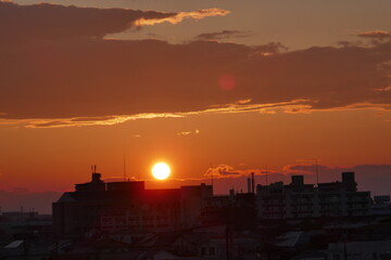 夕暮れの街のシルエット