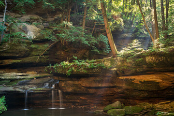 Obraz premium A Waterfall at Hocking Hills State Park in the Hocking Hills region of Hocking County, Ohio, United States