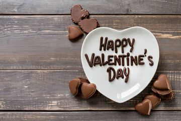 ハート型のチョコレートとバレンタインデーの文字