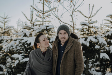 Paar in verschneiter Landschaft