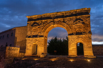 Arch of Medinacelli illuminated at night. Soria, Castilla y Leon, Spain. - obrazy, fototapety, plakaty