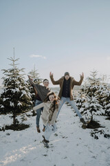 Familie springt in verschneiter Landschaft