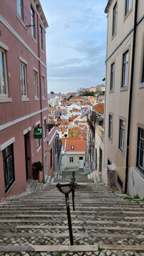Eine Gasse in Lissabon, Portugal. 