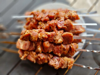 Leckere Schaschlik-Spieße im Sommer grillen. 