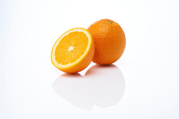 白背景にカットした新鮮なオレンジ