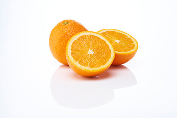 白背景にカットした新鮮なオレンジ