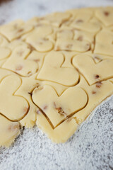 Plätzchen backen, aus Nussteig ausgestochene Herzen