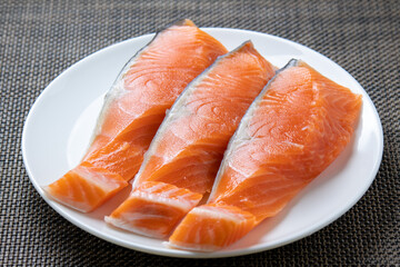 銀鮭切り身、三切れ。
