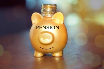 Gold piggy bank with the text “pension” and a smiling expression.