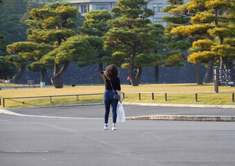 冬の東京都の皇居外苑の公園の観光客の姿