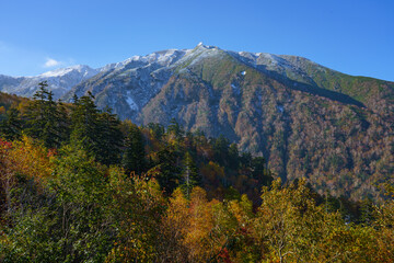 Fototapeta premium 冠雪した十勝岳と紅葉 上富良野八景 北海道観光秋