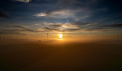 Sonnenaufgang bei Nebel mit Windräder Drohnenaufnahme 