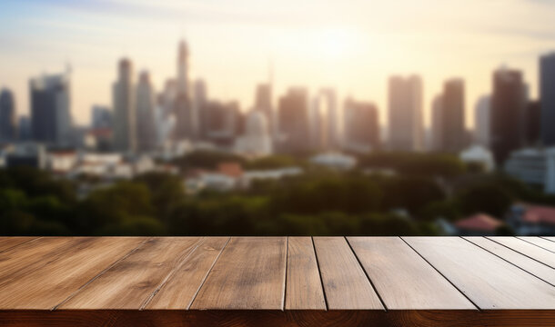 Mesa de madera con vistas al skyline de la ciudad.