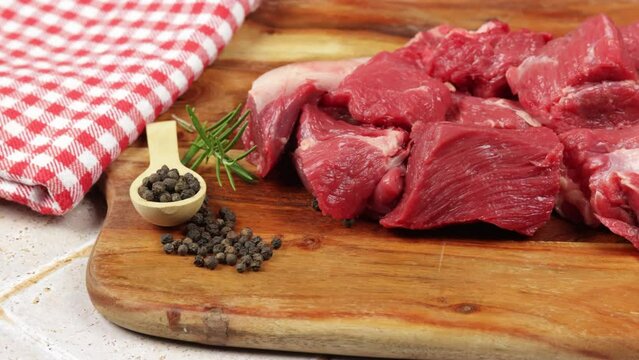 morceaux de boeuf cru, en gros plan, sur une planche &agrave; d&eacute;couper