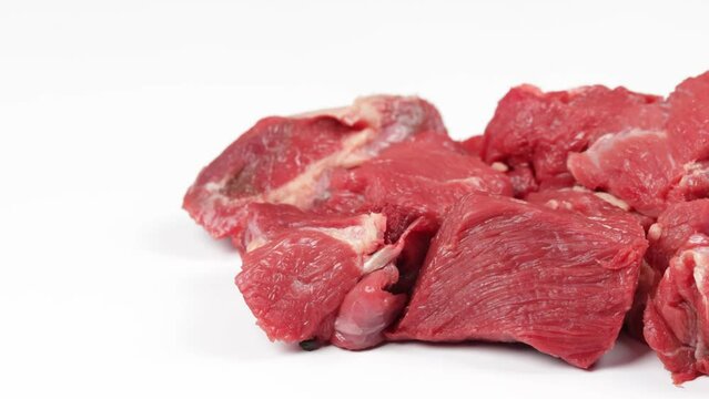 viande de boeuf cru, isol&eacute;e sur un fond blanc