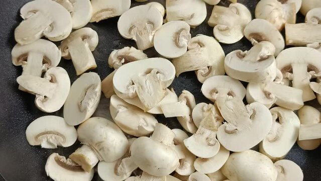 champignons de Paris cuisant dans une po&ecirc;le