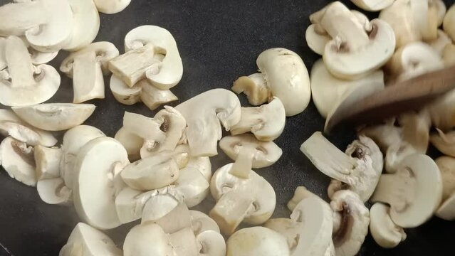 champignons de Paris cuisant dans une po&ecirc;le