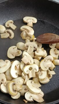 champignons de Paris cuisant dans une po&ecirc;le
