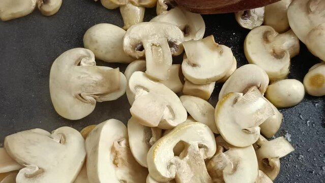 champignons de Paris cuisant dans une po&ecirc;le