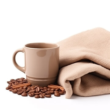 Caneca de Caf&eacute; Branca e Gr&atilde;os de Caf&eacute; em Fundo Branco