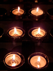 Kerzen in einer Kirchenkapelle. 