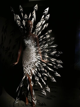 Iris Van Herpen, fashion designer : collection "Architectonis" 2023.  Based on bionic architecture. Polygons made from laser-cut microfiber and wowen with silk organza and crepe.