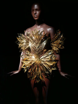 Iris Van Herpen, fashion designer : collection. Sensorama dress in brass, "Architectonis" 2023. 