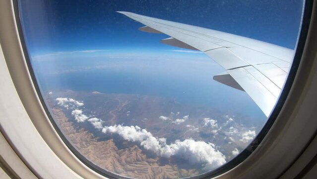 アラビア半島上空を飛行する飛行機から見た荒野とアデン湾と紅海の景色