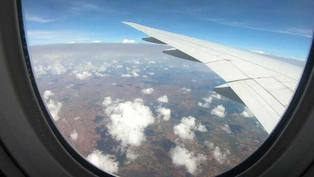 アフリカ大陸上空を飛行する飛行機から見たアフリカの大地と荒野の景色