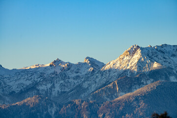 Obraz premium Alpine panorama with snow-covered mountains on a frosty morning at sunrise