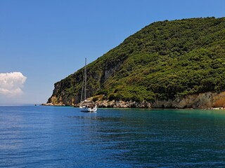 Naklejka premium boat at tropical island