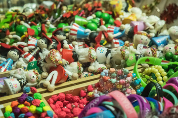 stos drewnianych, malowanych zabawek tradycyjnych