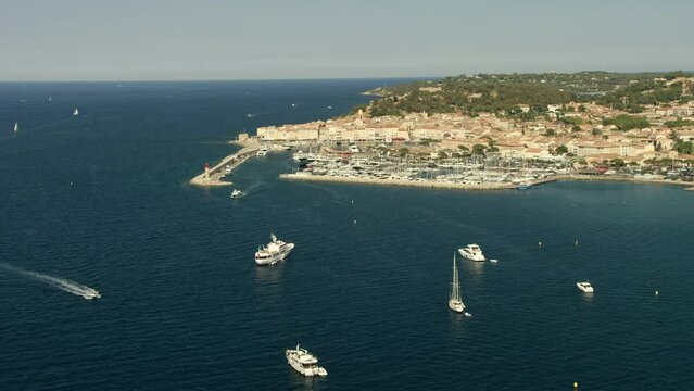 Vue panoramique de Saint Tropez par le port