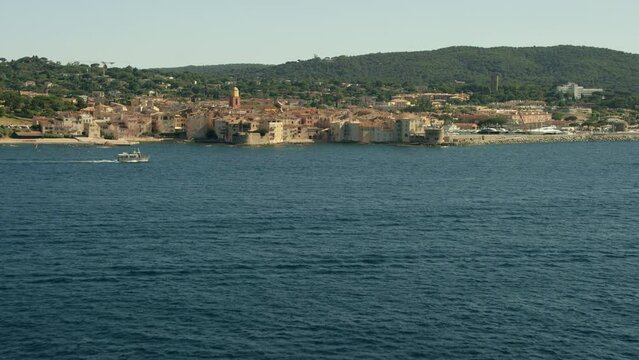 Vue a&eacute;rienne depuis la mer de Saint Tropez