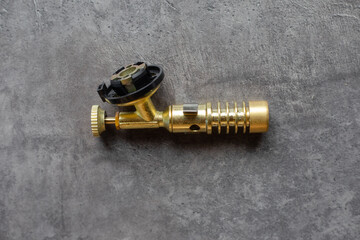 Universal gas burner for ignition with gas adjustment and adapter for a gas cylinder.